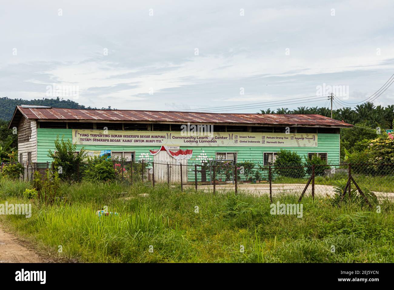 Community Learning Center von "Lumadan Estate" in Lumadan, Sabah, Malaysia, im Besitz von Borneo Samudera Sdn Bhd, einer Tochtergesellschaft von SAWIT Kinabalu Stockfoto