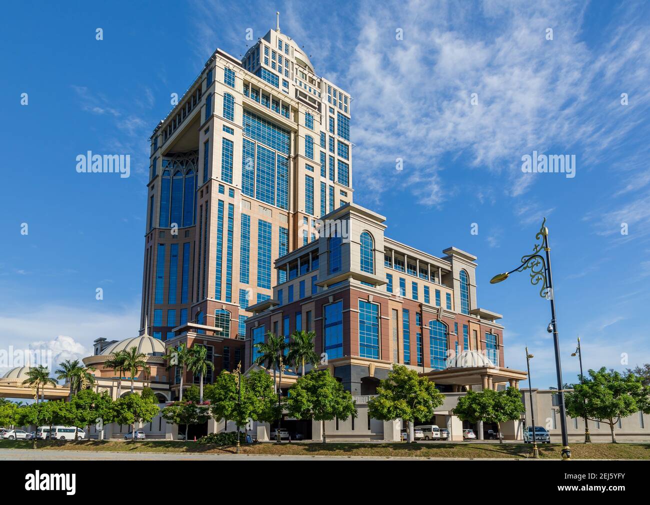 Kota Kinabalu, Sabah, Malaysia: Sabah State Administrative Center, mit Blick auf Likas Bay. Der 33-stöckige Büroturm ist das höchste Gebäude in Borneo Stockfoto