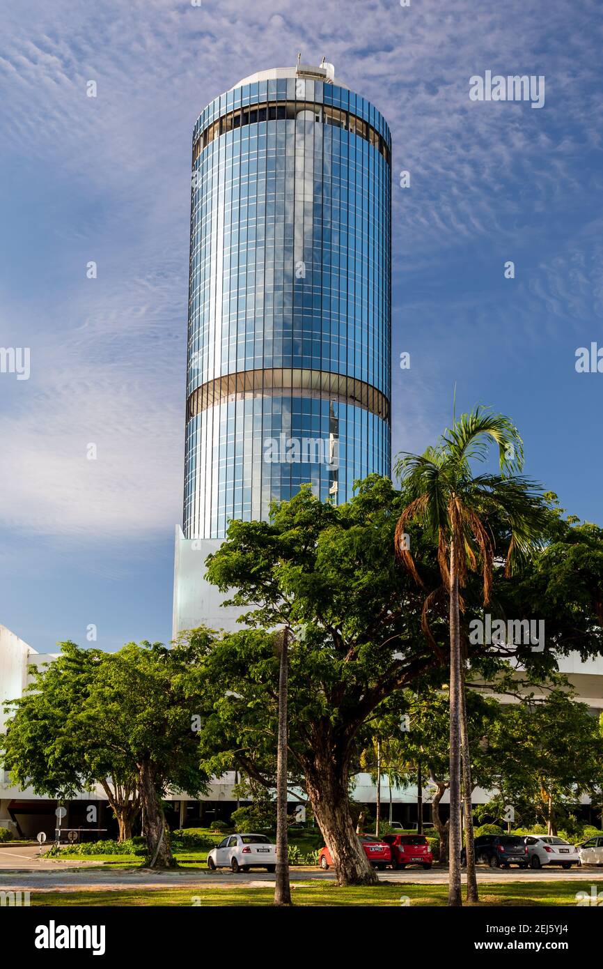 Tun Mustapha Tower (Menara tun Mustapha) mit Blick auf Likas Bay in Kota Kinabalu, Sabah, Malaysia Stockfoto