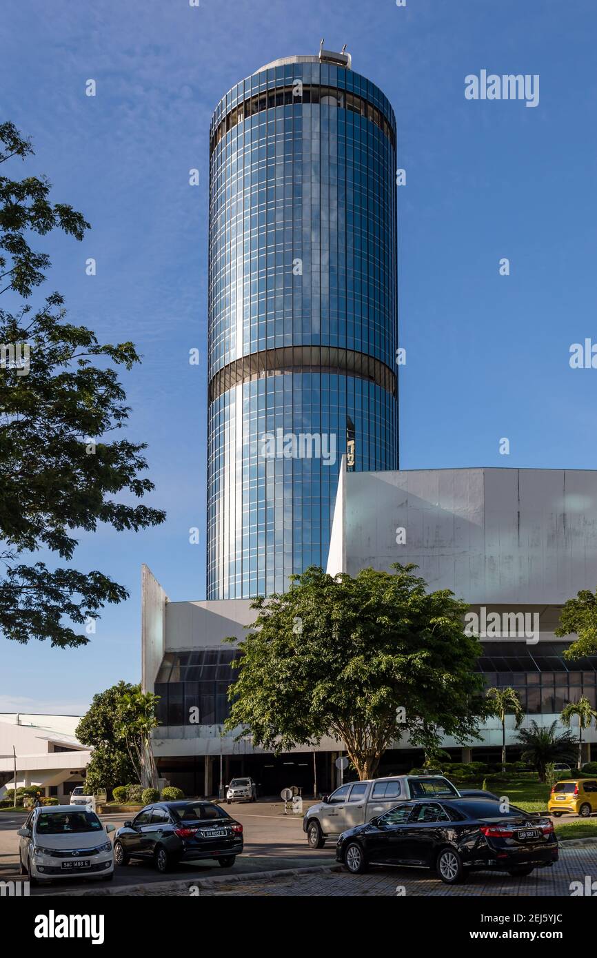 Tun Mustapha Tower (Menara tun Mustapha) mit Blick auf Likas Bay in Kota Kinabalu, Sabah, Malaysia Stockfoto