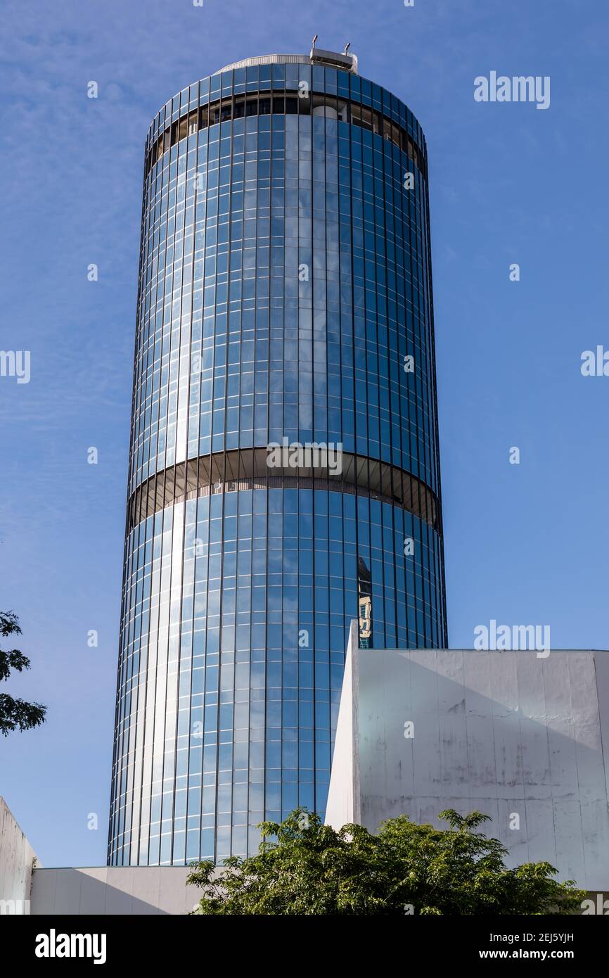 Tun Mustapha Tower (Menara tun Mustapha) mit Blick auf Likas Bay in Kota Kinabalu, Sabah, Malaysia Stockfoto