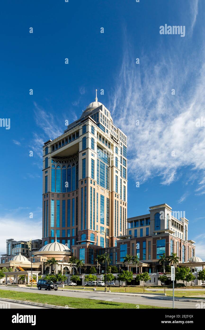 Kota Kinabalu, Sabah, Malaysia: Sabah State Administrative Center, mit Blick auf Likas Bay. Der 33-stöckige Büroturm ist das höchste Gebäude in Borneo Stockfoto