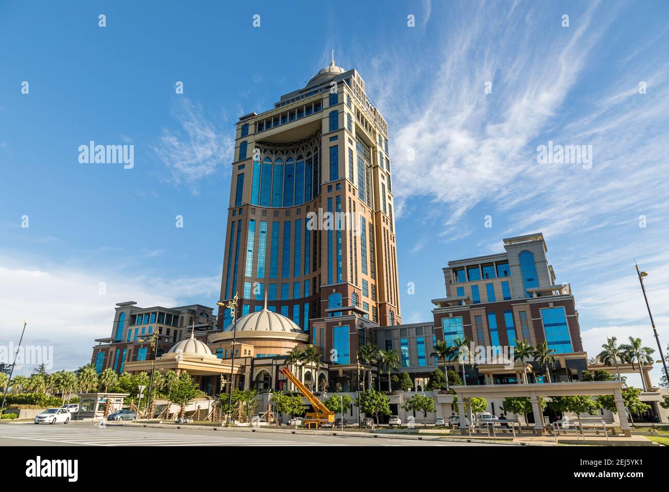 Kota Kinabalu, Sabah, Malaysia: Sabah State Administrative Center, mit Blick auf Likas Bay. Der 33-stöckige Büroturm ist das höchste Gebäude in Borneo Stockfoto