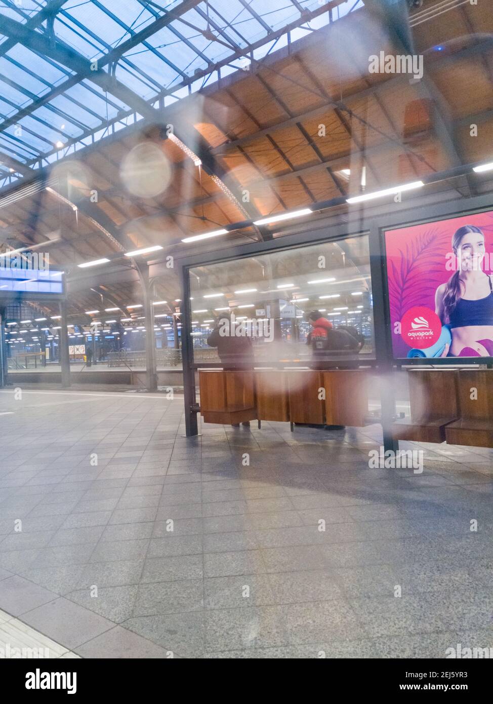 Breslau, Polen - Februar 21 2020 Bahnsteig am Hauptbahnhof hinter schmutzigem Fenster des Zuges Stockfoto