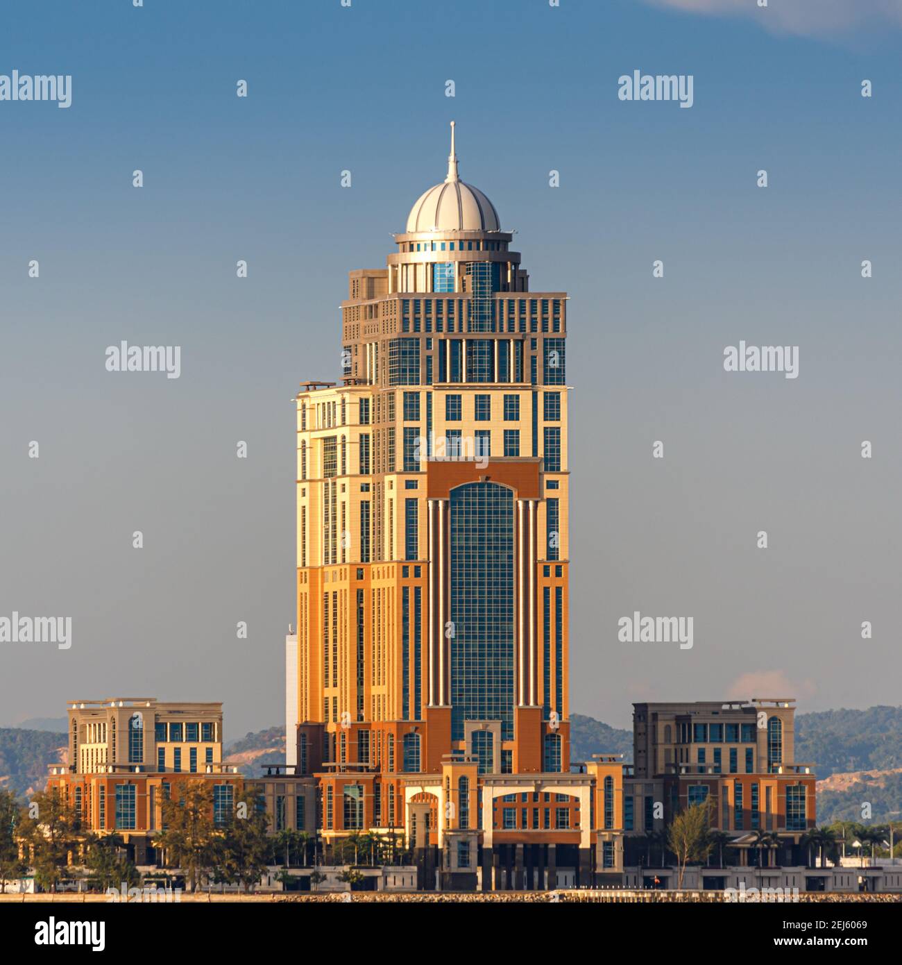 Kota Kinabalu, Sabah, Malaysia: Sabah State Administrative Center, mit Blick auf Likas Bay. Der 33-stöckige Büroturm ist das höchste Gebäude in Borneo Stockfoto