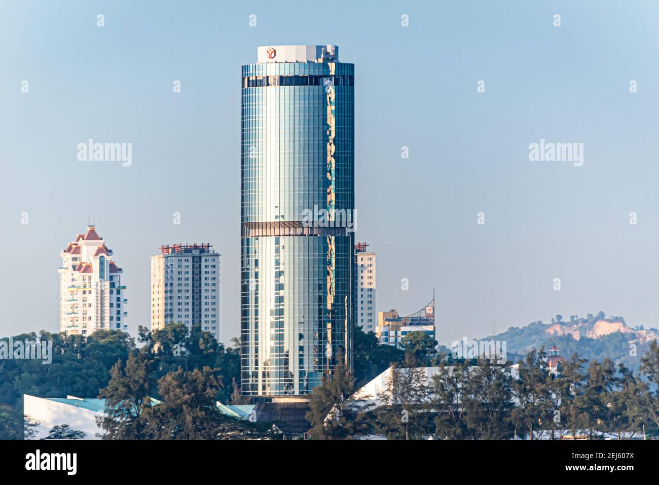 Tun Mustapha Tower (Menara tun Mustapha) mit Blick auf Likas Bay in Kota Kinabalu, Sabah, Malaysia Stockfoto