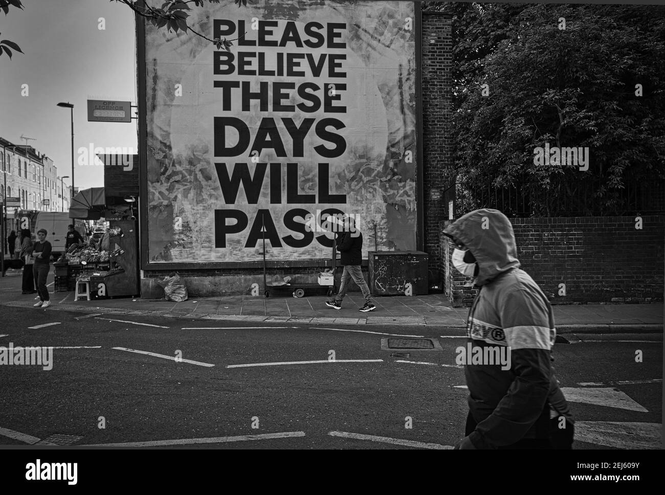 Menschen, die „Bitte glauben Sie, dass diese Tage passieren werden“, Corona-Virus-Wandgemälde, Kunstinstallation und Sperrlandschaft in East London, Großbritannien Stockfoto