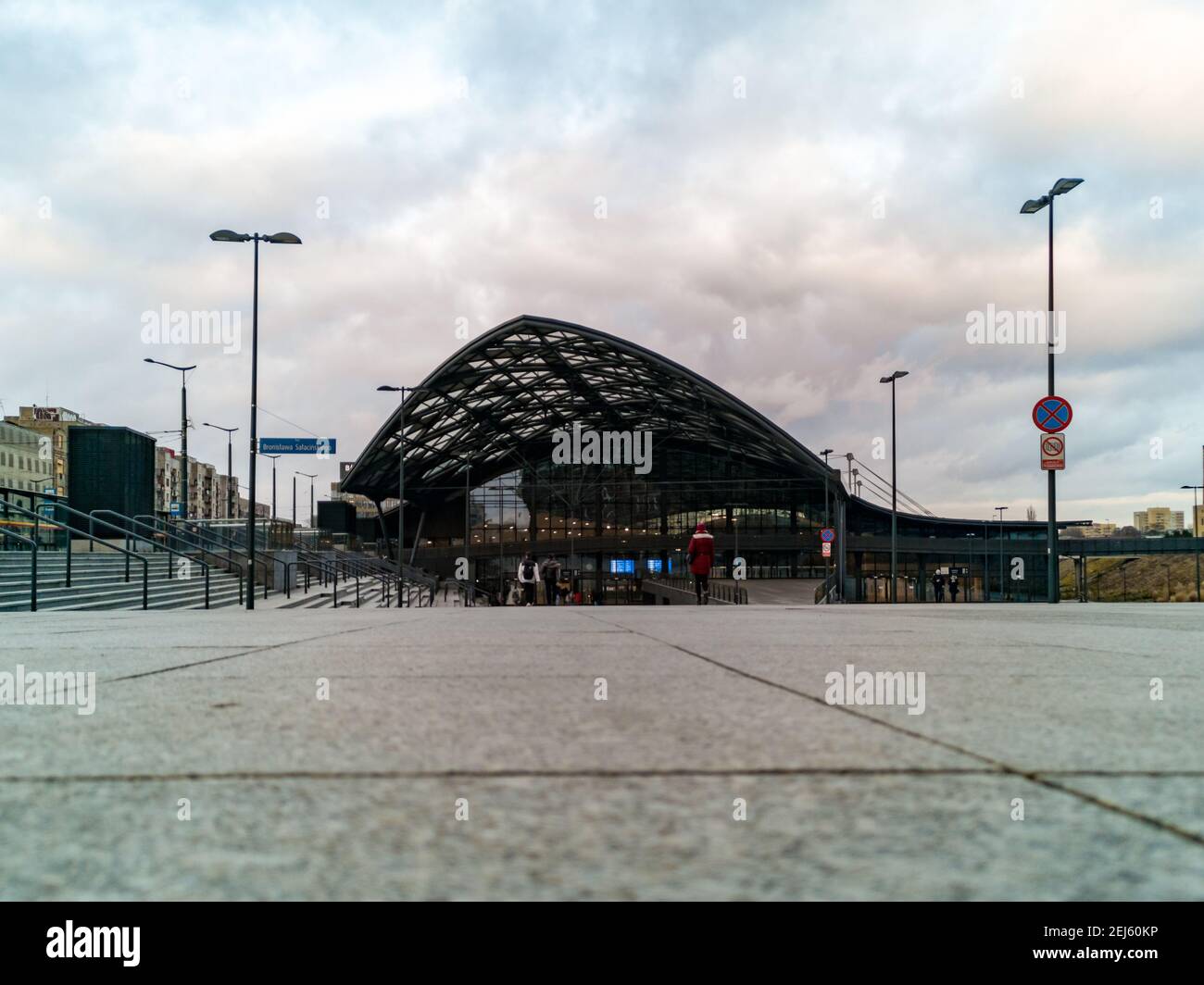 Lodz, Polen - Februar 21 2020 Bahnhof Lodz Fabryczna mit großem Platz vor Stockfoto