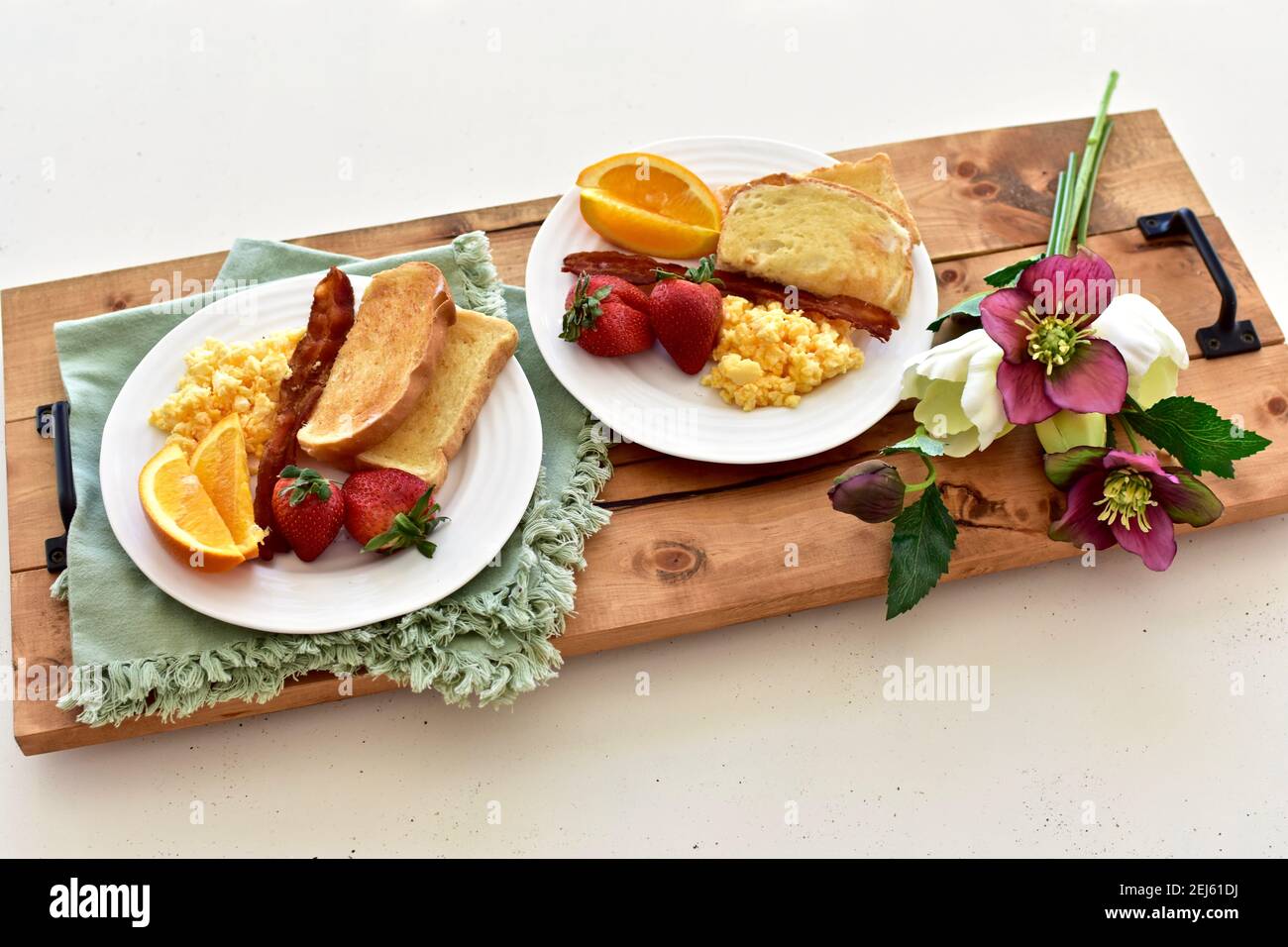 Traditionelles amerikanisches Frühstück auf Tablett für den Brunch im Bett beim Zimmerservice. Kopierraum, Food Photo Konzept, Hintergrund Stockfoto