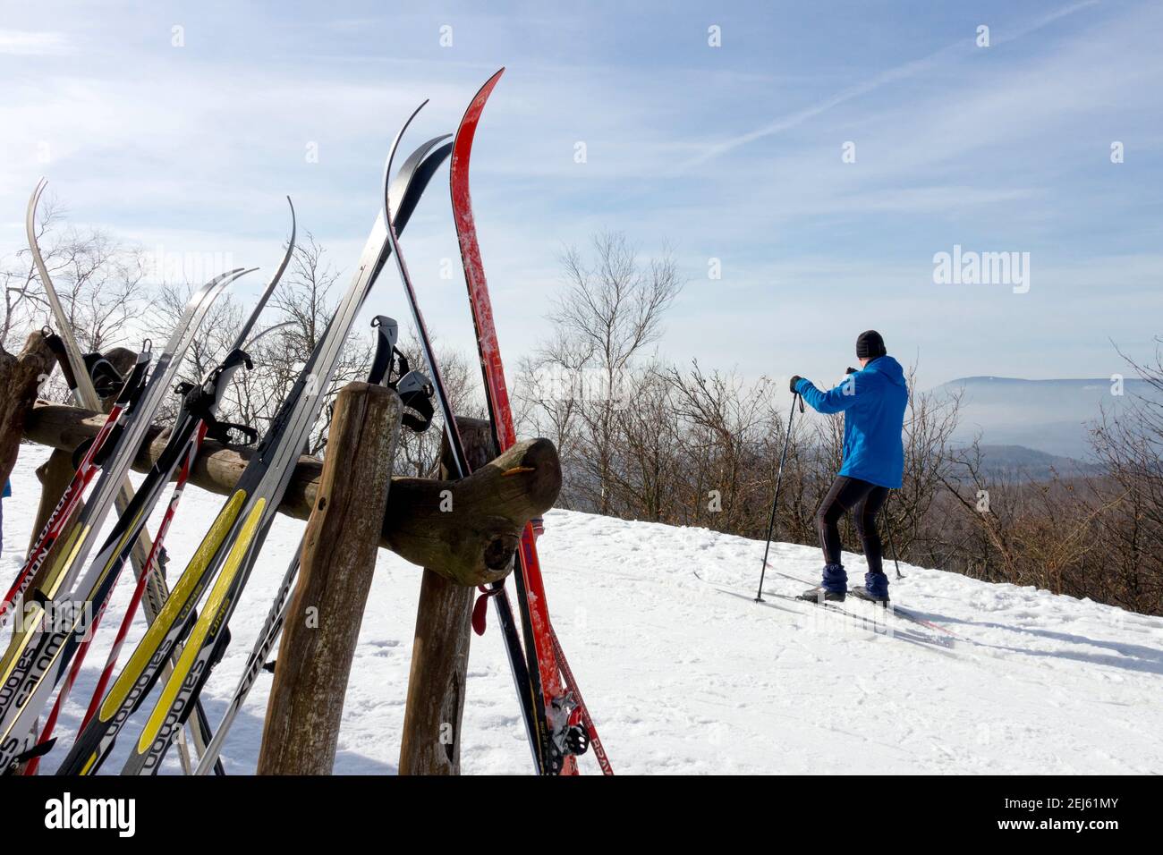 Skifahrer auf der Piste, Skier-Rack-man Skifahren malerische Ausblicke im Winter Stockfoto