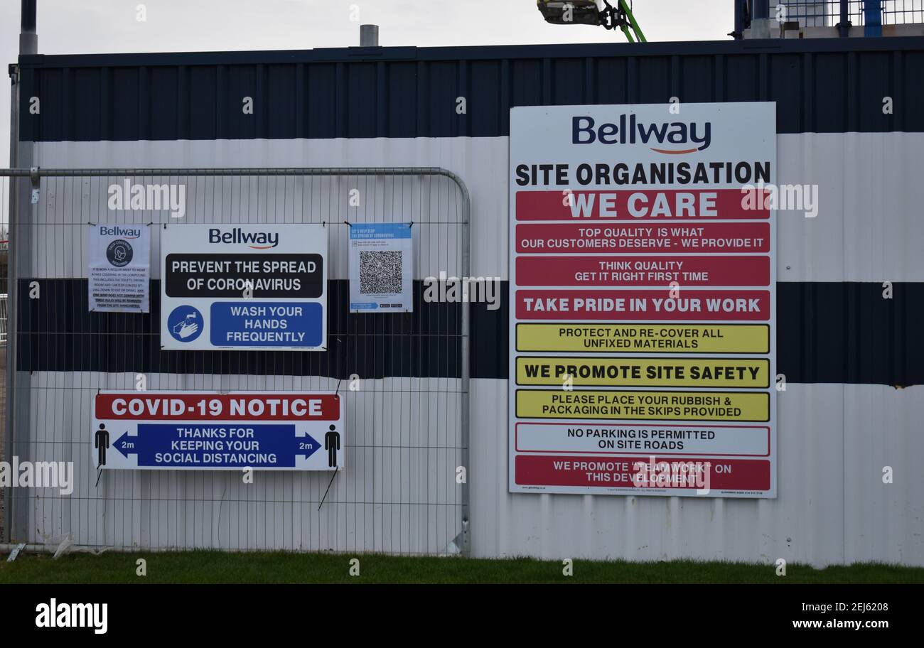 Gesundheits- und Sicherheitshinweise sowie Covid-19-Hinweise auf einer Baustelle in Milton Keynes. Stockfoto