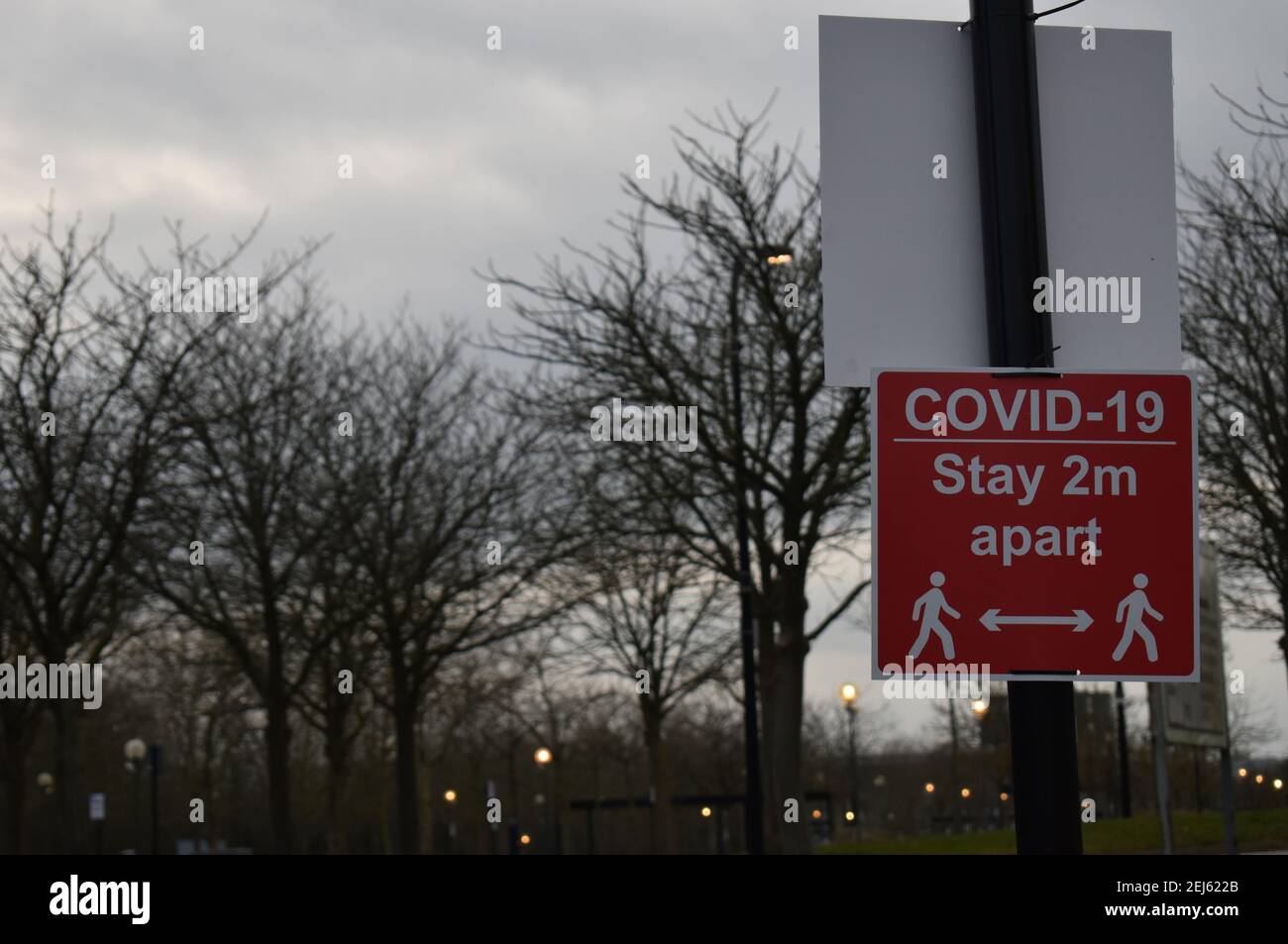 Schild: COVID-19 Aufenthalt 2m auseinander in der Impfstelle am Saxon Court, Milton Keynes. Stockfoto