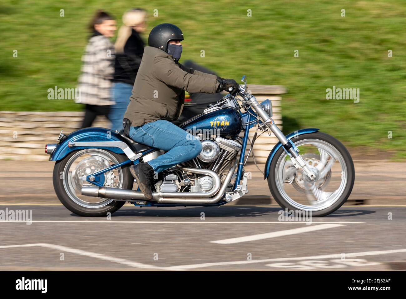Titan Motorcycle Company of America S&S Super Motorrad wird in Southend on Sea, Essex, UK, an einem hellen sonnigen Tag gefahren, während COVID 19 Lockdown Stockfoto