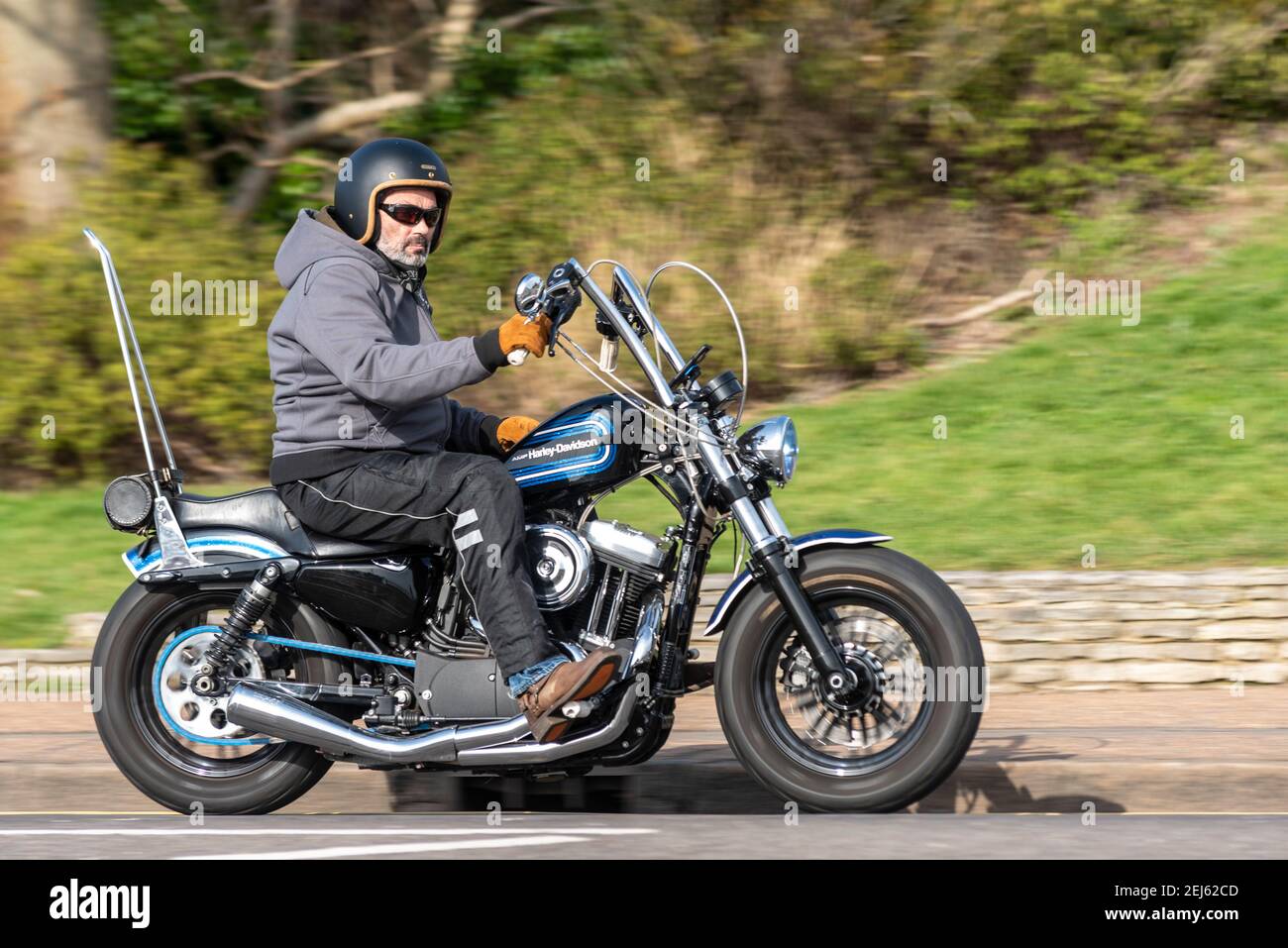 AMF Harley Davidson Motorrad geritten in Southend on Sea, Essex, UK, an hellen sonnigen Tag, während COVID 19 Lockdown. Amerikanische Maschine und Gießerei Stockfoto