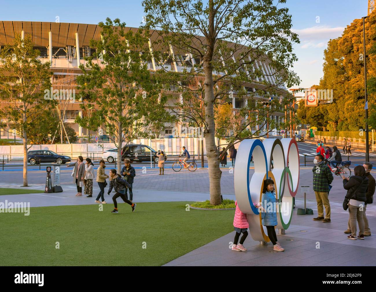 tokio, japan - november 17 2019: Japanische Kinder posieren vor dem Olympic Rings Denkmal auf dem japan Sport olympic Square von Japan Olympic Mu Stockfoto