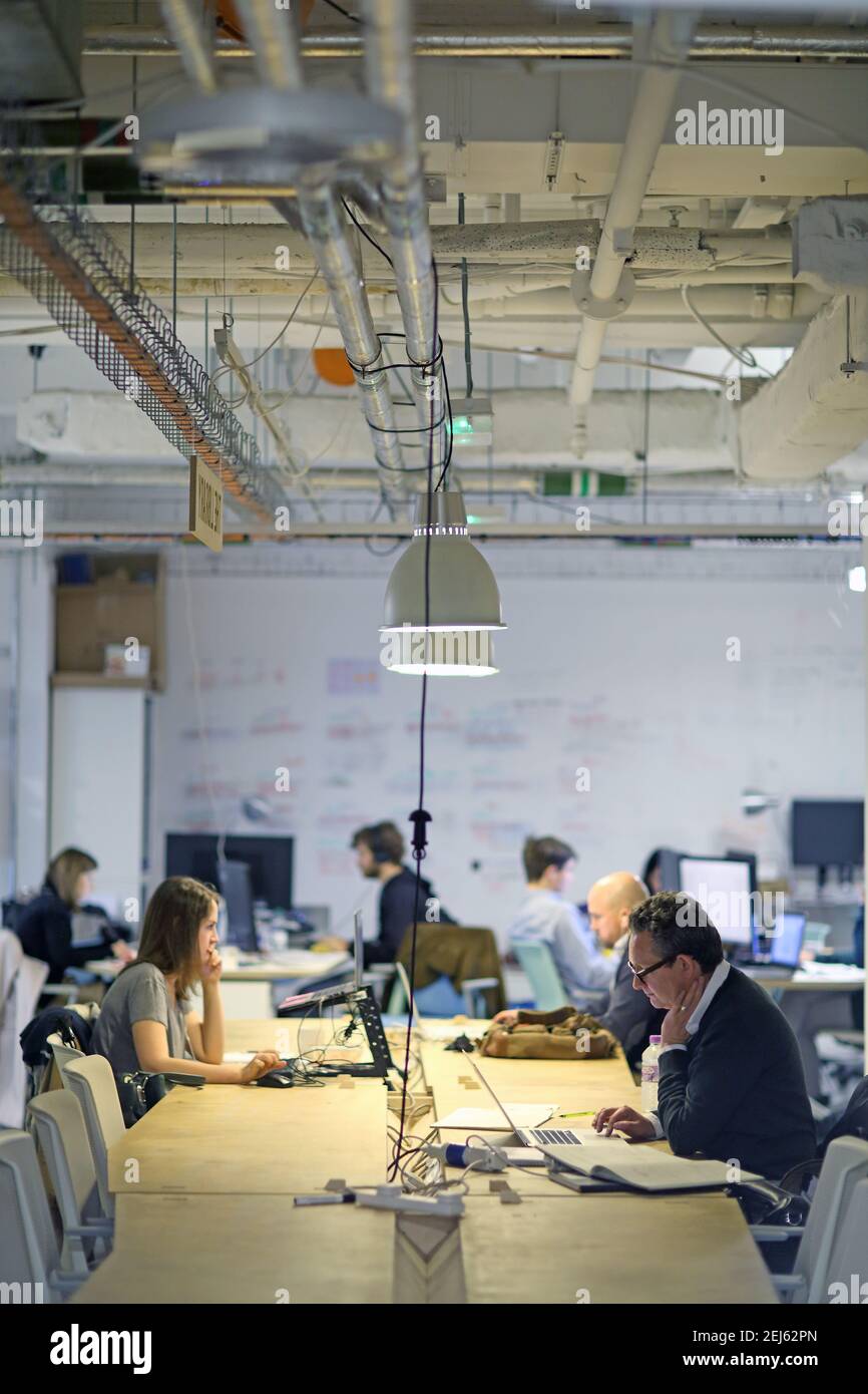 Co-Working Space Konzept, verschiedene Menschen Mitarbeiter arbeiten in gemeinsamen Büro zusammen, Geschäftsleute sitzen an Schreibtischen mit Gerät Stockfoto