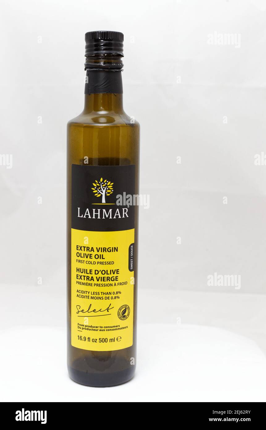 Eine Flasche Lahmarer Olivenöl auf weißem Hintergrund. Stockfoto