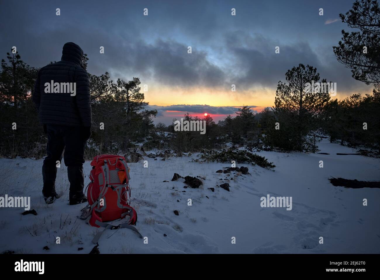 Mann schaut auf den letzten Sonnenuntergang des Jahres 2016 im Winter Ätna Park, Sizilien Stockfoto