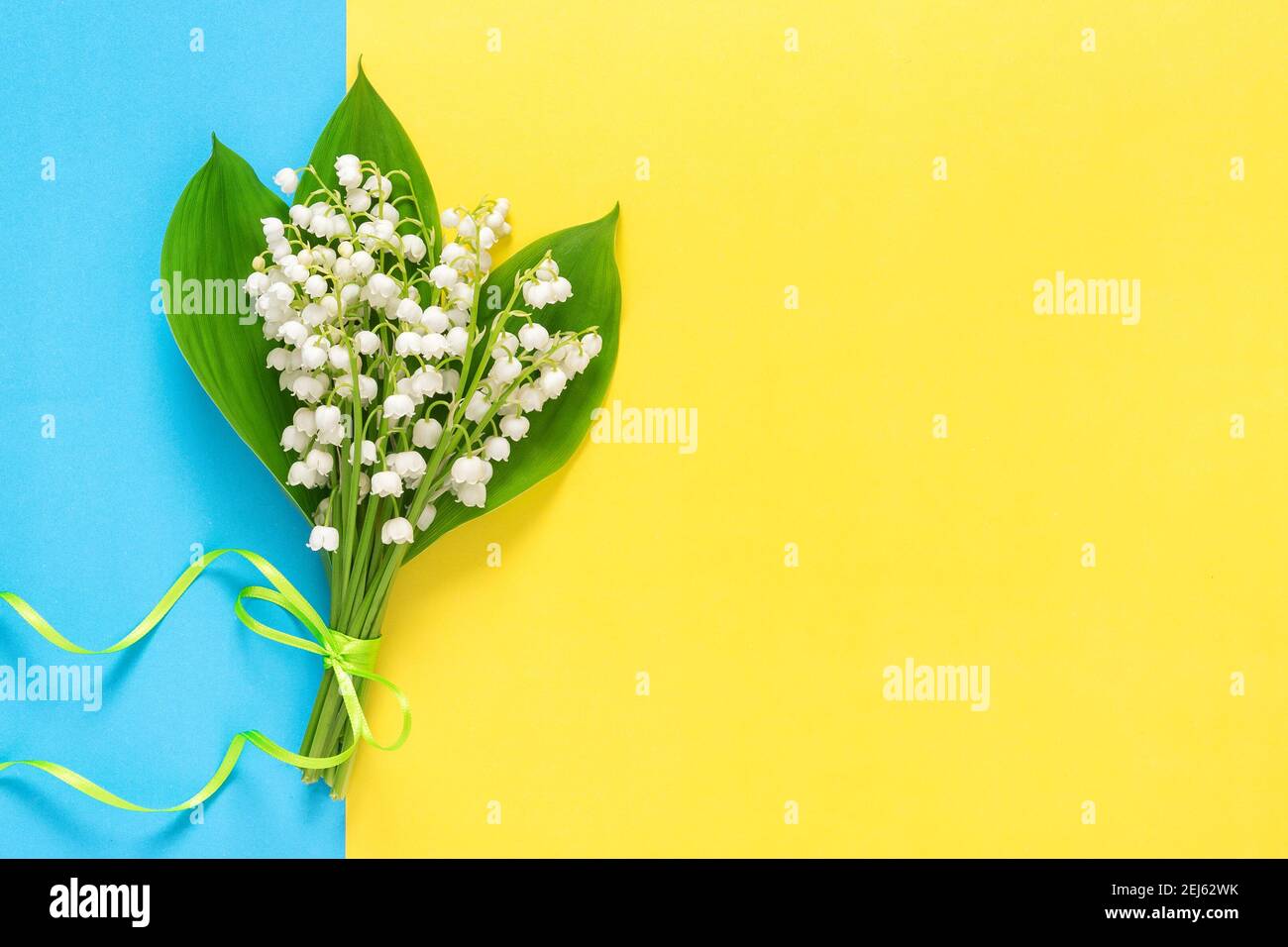 Maiglöckchen blüht. Flache, florale Schablone Stockfoto