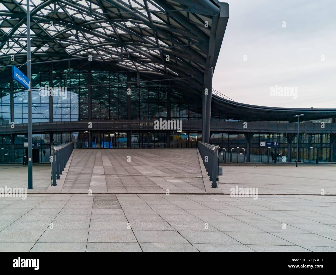 Lodz, Polen - Februar 22 2020 Bahnhof Lodz Fabryczna mit großem Platz vor Stockfoto