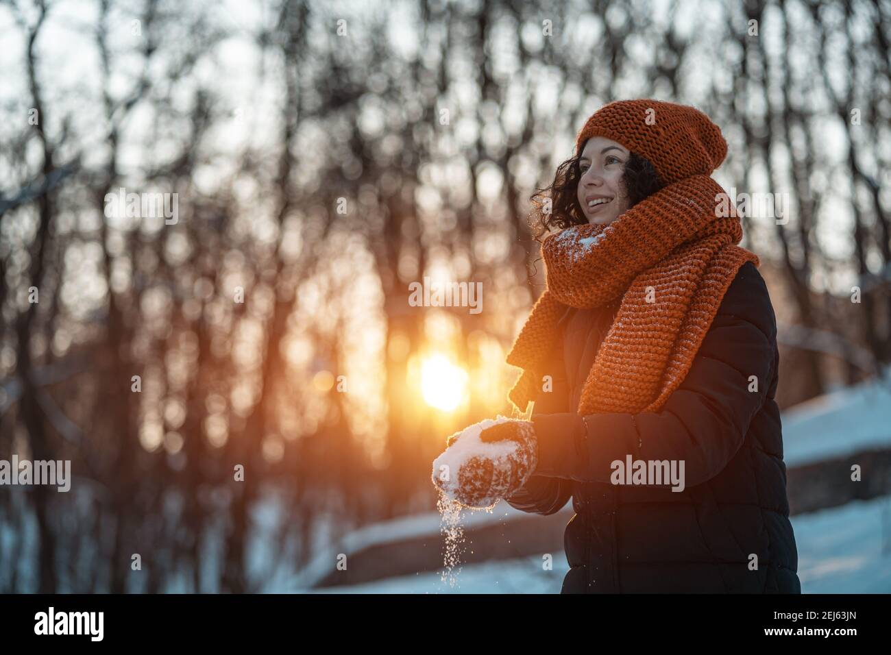 Schöne glückliche Frau mit Schnee spielen und Spaß im Freien haben Im Winterpark Stockfoto