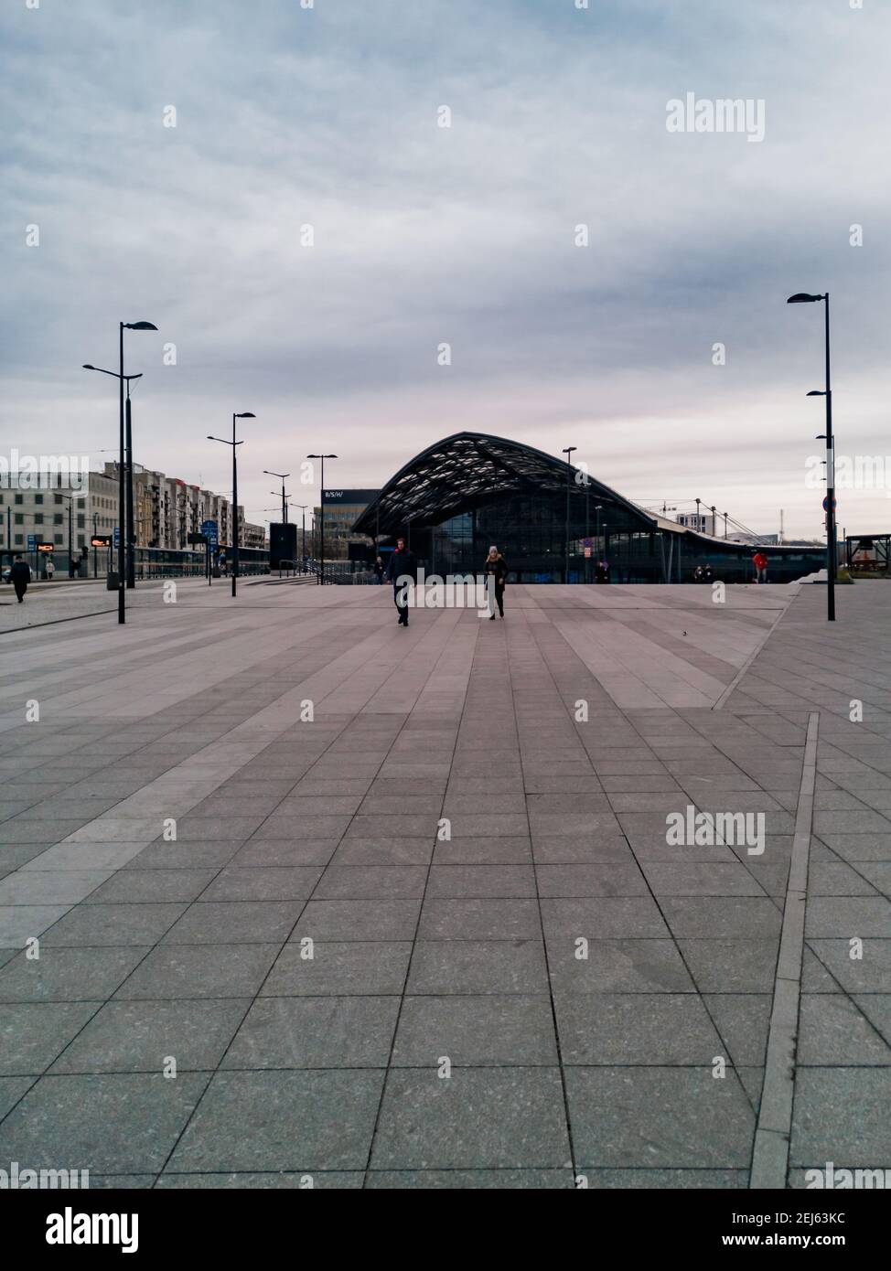 Lodz, Polen - Februar 22 2020 Bahnhof Lodz Fabryczna mit großem Platz vor Stockfoto