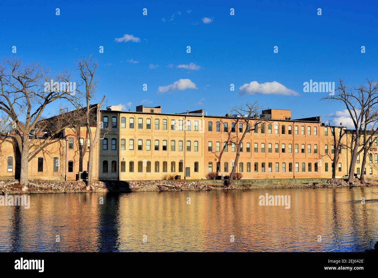 Carpentersville, Illinois, USA. Gewerbe-, Fabrik- und Industriegebäude säumen einen Abschnitt des Fox River. Stockfoto