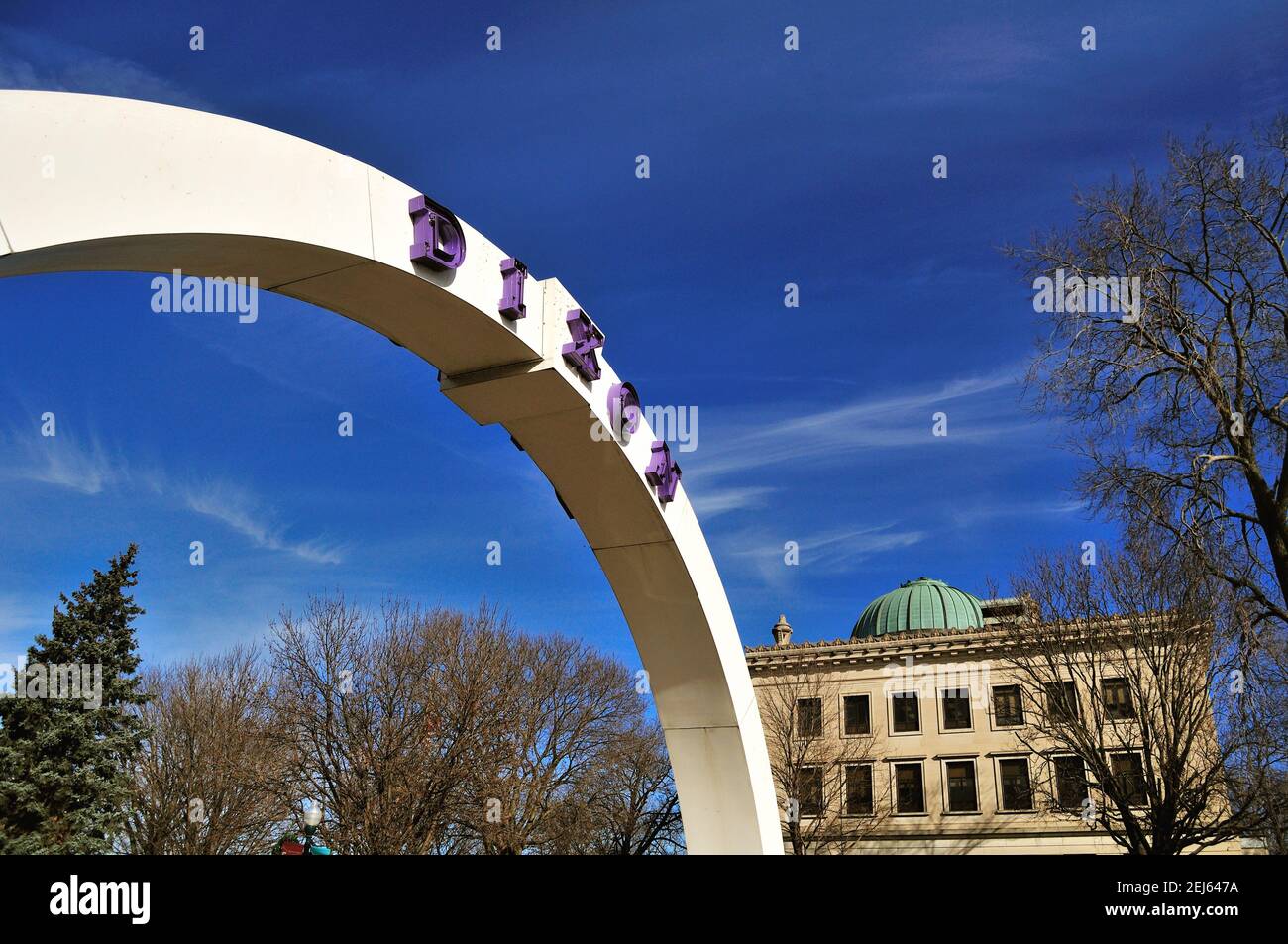 Dixon, Illinois, USA. Der Veterans Memorial Arch, erbaut 1919, über die Galena Avenue hinweg, scheint zum Lee County Courthouse zu führen. Stockfoto