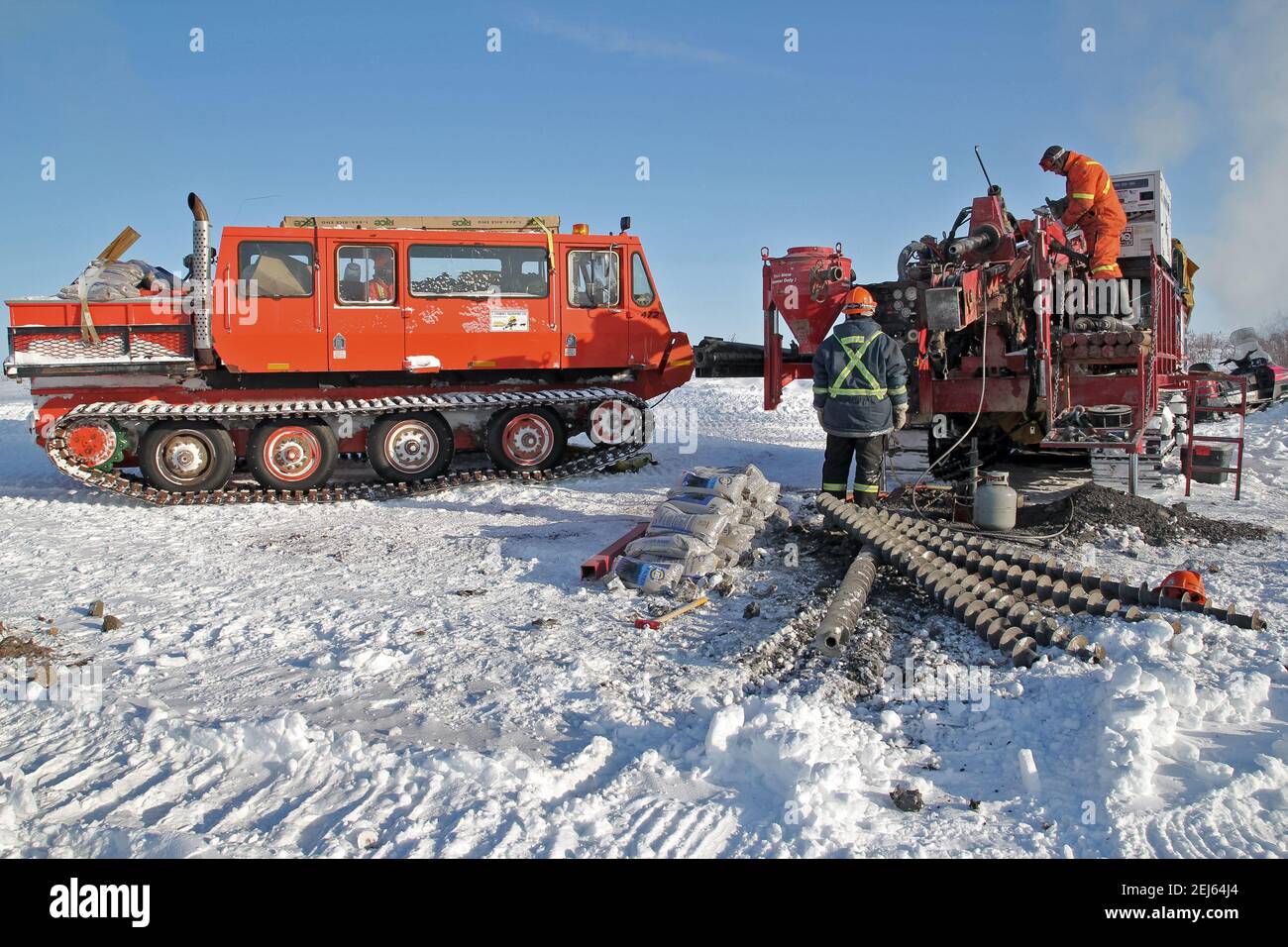 Geotech-Bohrgerät testet Kiesquellen für den Inuvik-Tuktoyaktuk Highway während des Winterbaus, Nordwest-Territorien, Kanadas Arktis. Stockfoto