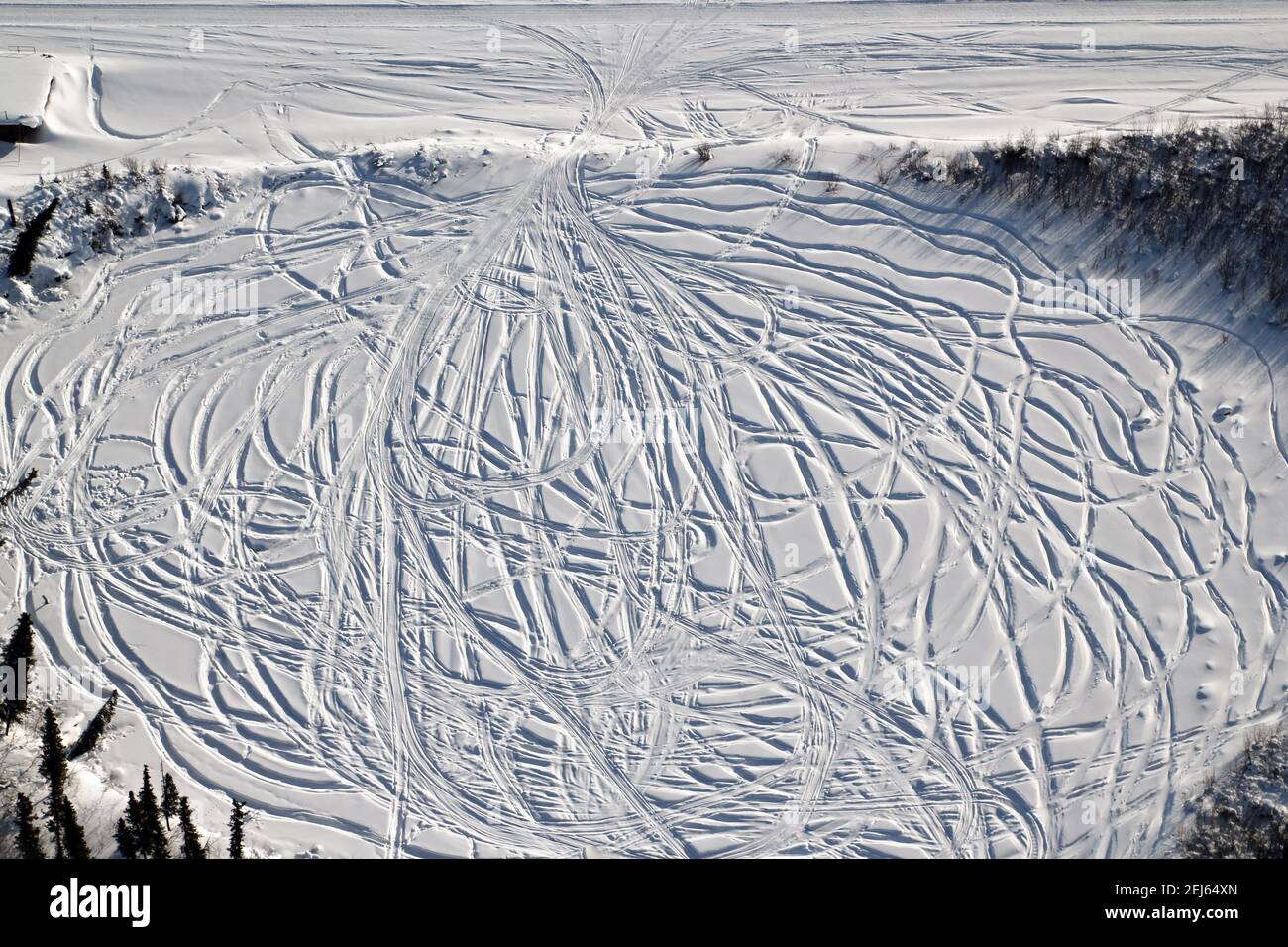 Luftaufnahme der Schneemobilstrecken im Schnee, Inuvik, Nordwest-Territorien, Kanadas westliche Arktis. Stockfoto