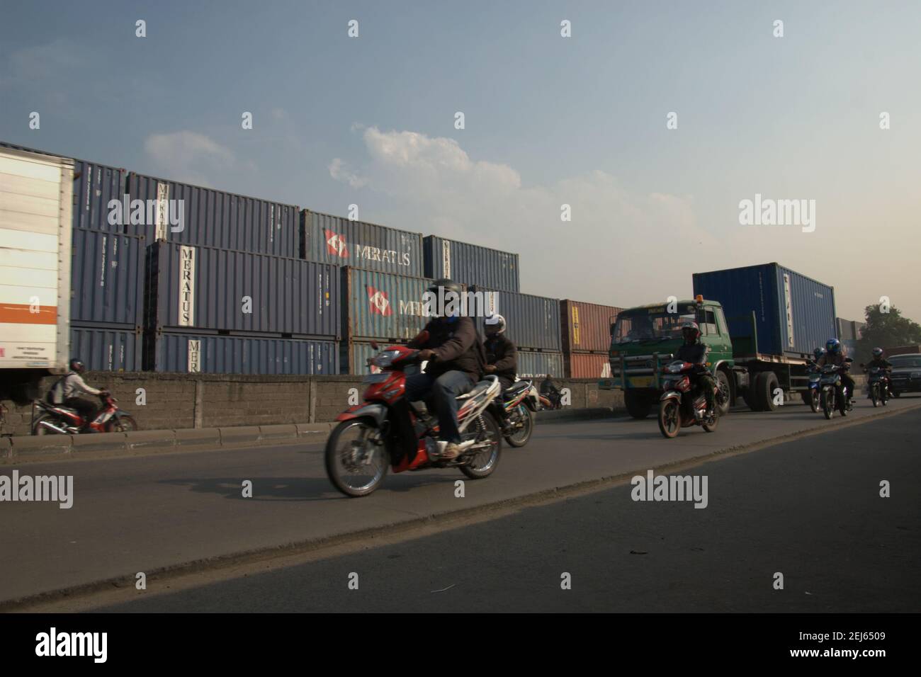 Verkehr auf der R.E. Martadinata Street, im Hintergrund des Containerterminals des Hafens von Jakarta in Tanjung Priok, Jakarta, Indonesien. Stockfoto