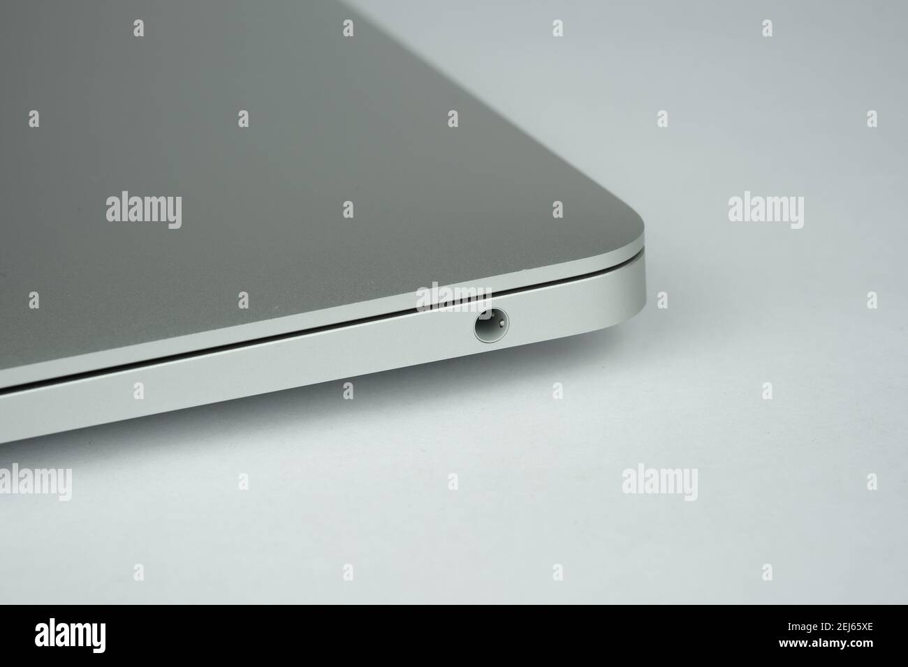 Apple MacBook Air M1 Laptop und seine Kopfhörer-Anschluss. Stafford, Großbritannien, 21. Februar 2021. Stockfoto