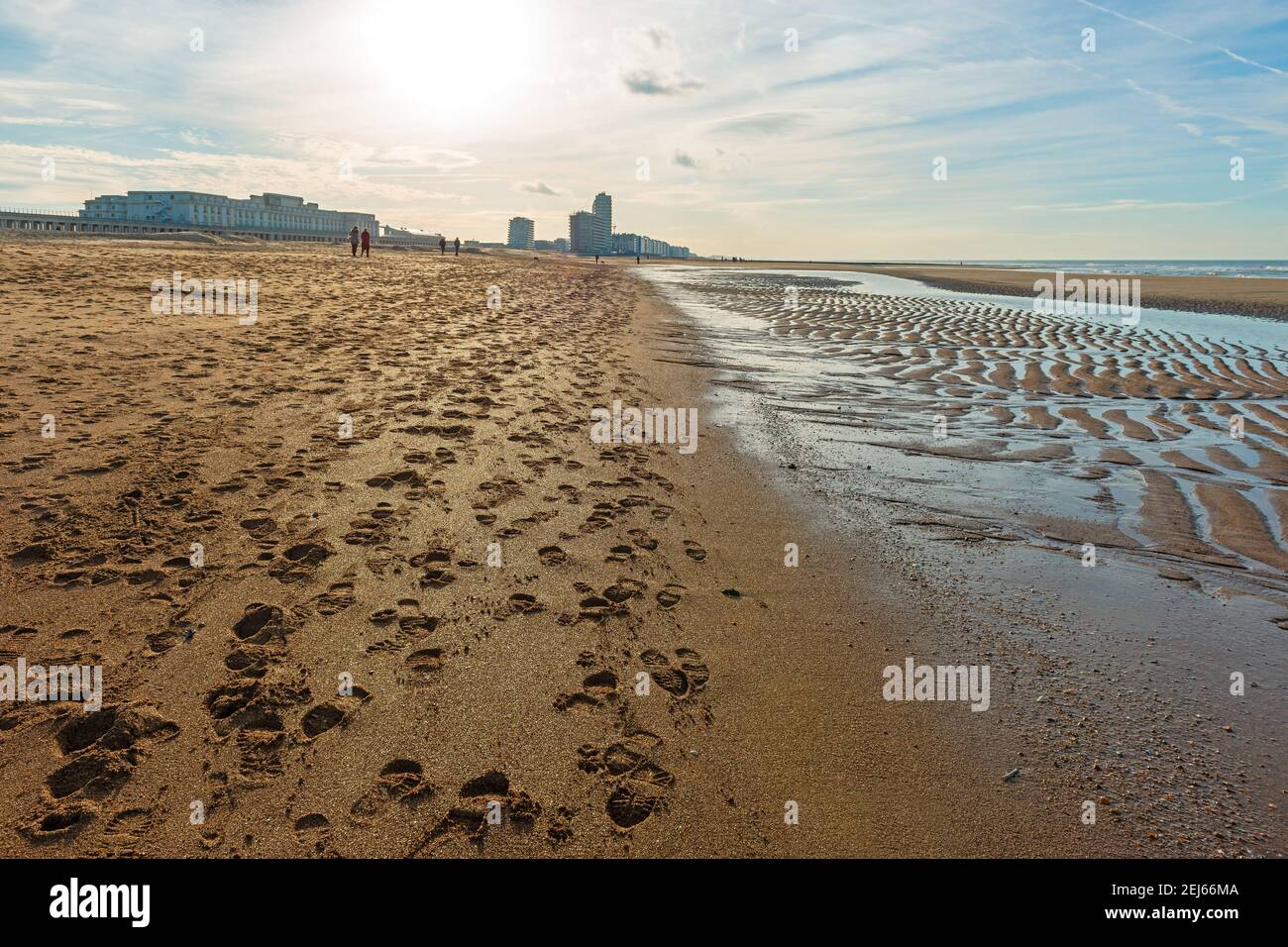 Wanderwege und Spuren von Menschen am Strand von Oostende (Ostende), Belgien. Stockfoto