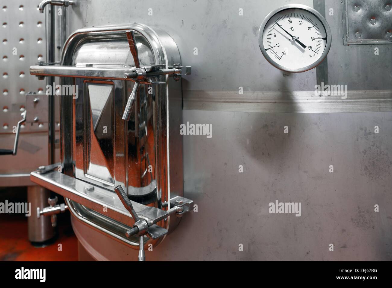 Stahlfässer für die Gärung von Wein in der Winzerfabrik. Hochwertige Fotos. Stockfoto