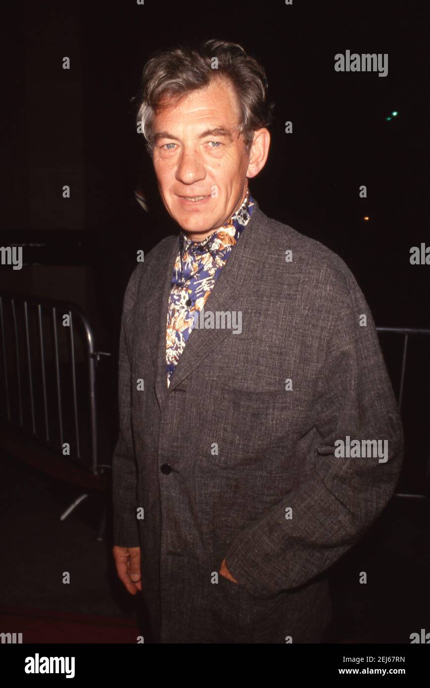 Sir Ian McKellen während der Los Angeles Premiere von "Six Degrees of Separation" im Los Angeles County Museum of Art in Los Angeles, Kalifornien 08. Dezember 1993 Credit: Ralph Dominguez/MediaPunch Stockfoto