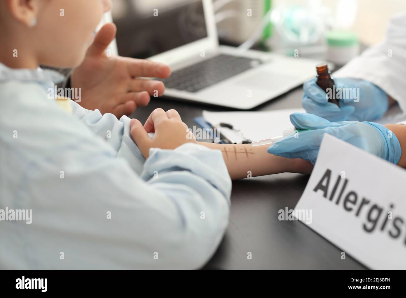 Kleines Mädchen unterziehen Allergen Hauttest in der Klinik Stockfoto