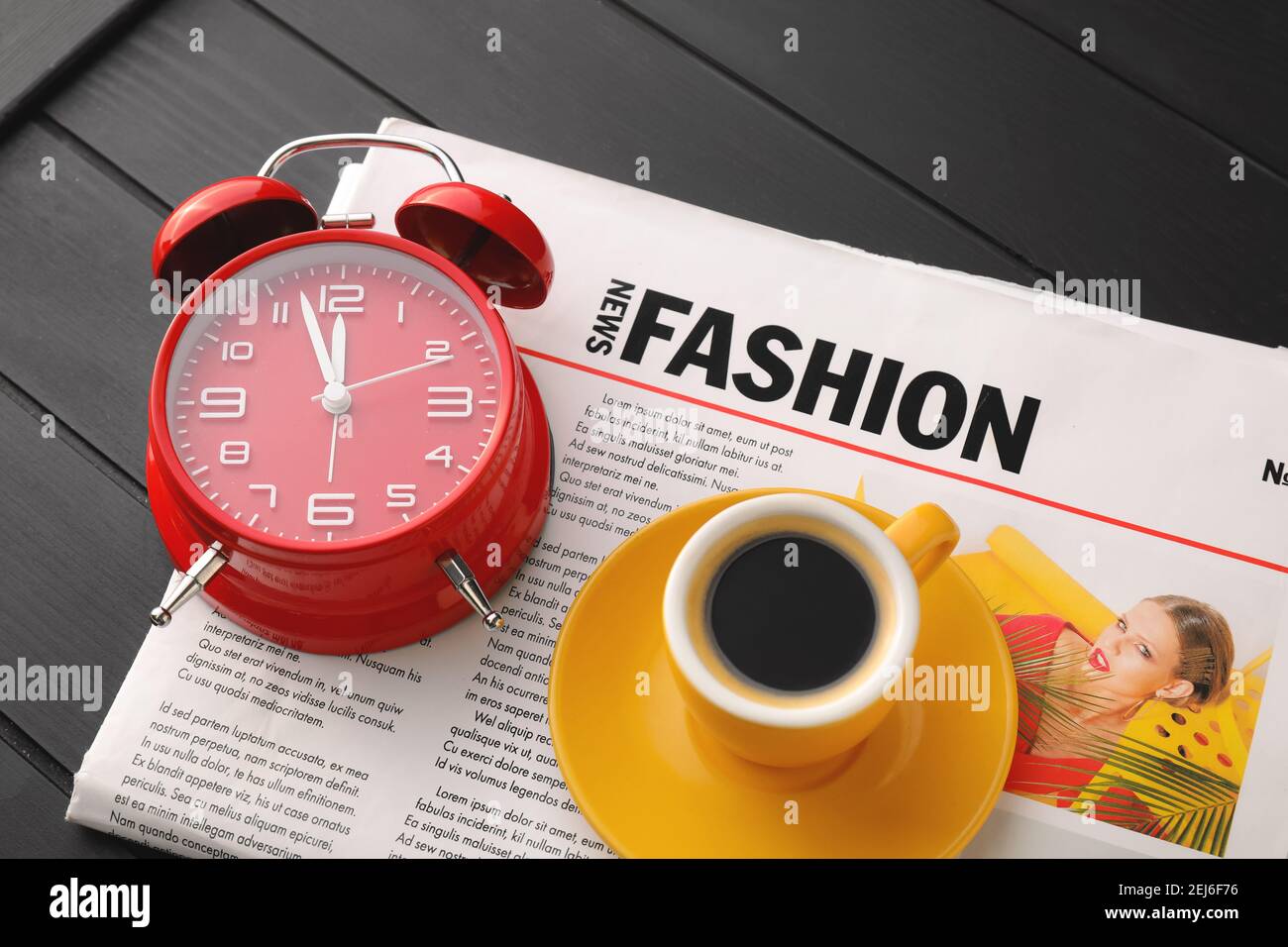 Wecker, Zeitung und eine Tasse Kaffee auf schwarzem Hintergrund  Stockfotografie - Alamy