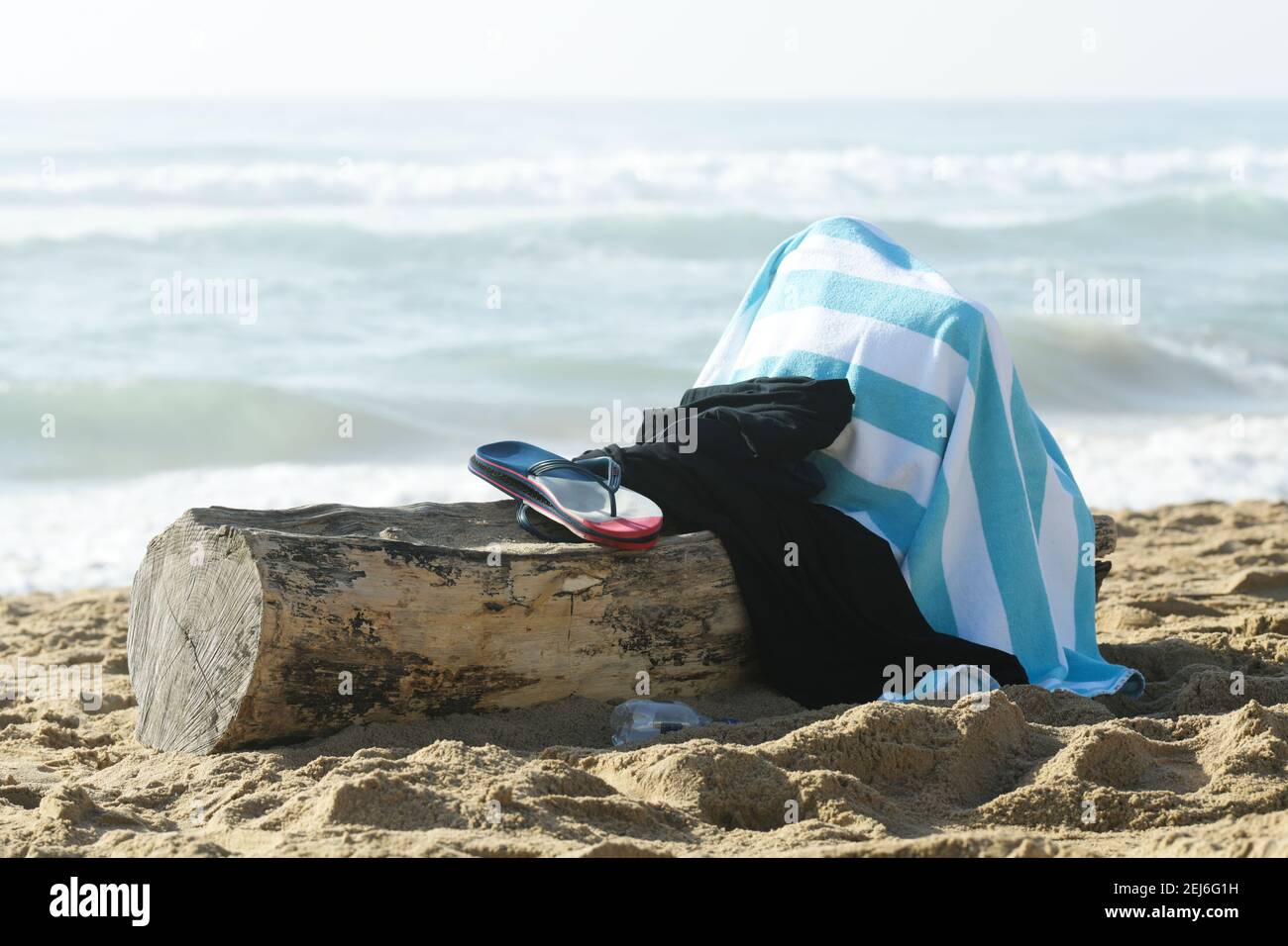 Objekte, Flip Flops, Handtuch, Badeurlaub, Strand, Sommerurlaub, Sammlung, Stillleben, Nahaufnahme, Durban, Südafrika, enthält Logo, Dinge Stockfoto