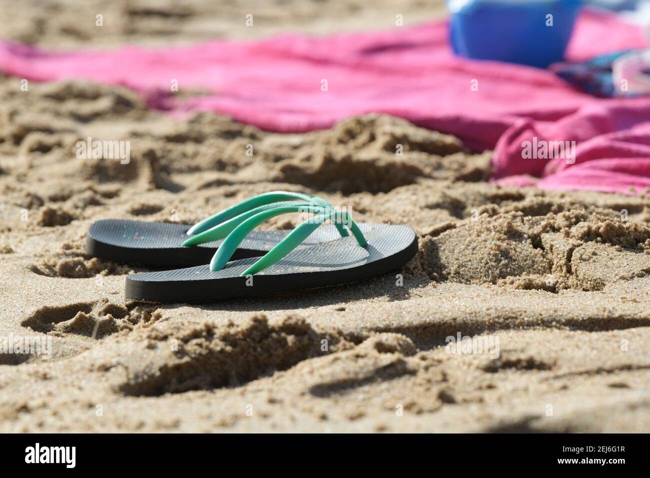 Objekte, Flip Flops am Strand Sand, Nahaufnahme, Badeurlaub, Stillleben, Durban, Südafrika, Sammlungen von Dingen, Sommerferien, Slow Travel Stockfoto