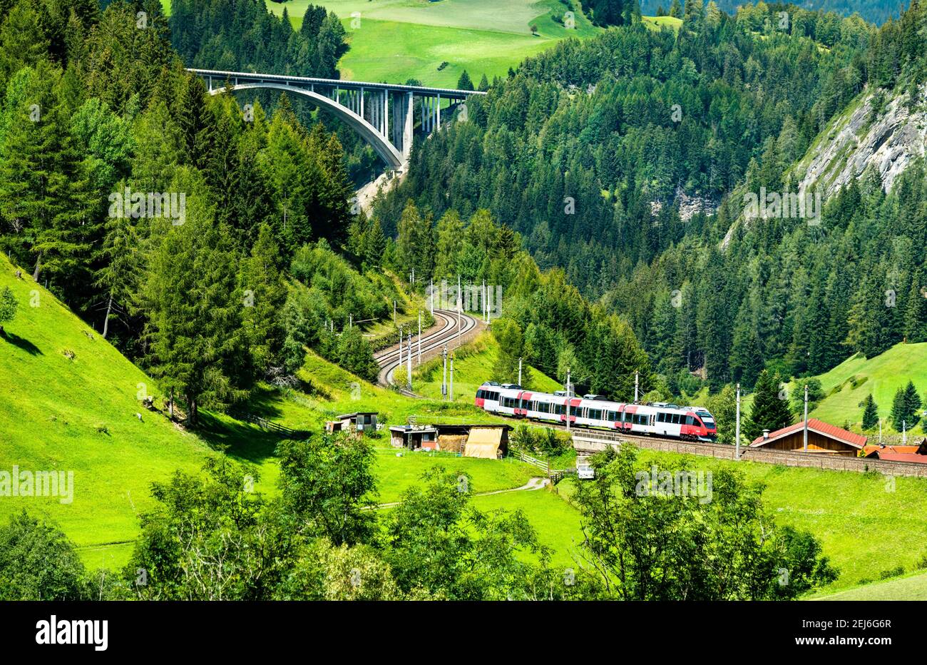 Regionalzug an der Brennerbahn in Österreich Stockfoto