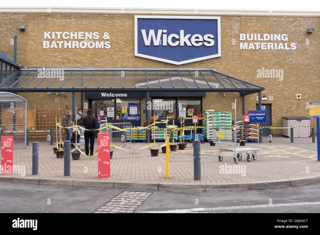 Kunden, die ihr Auto außerhalb von Wickes diy-Händler mit Sitz in laden Großbritannien für Wohnhausverbesserung Stockfoto