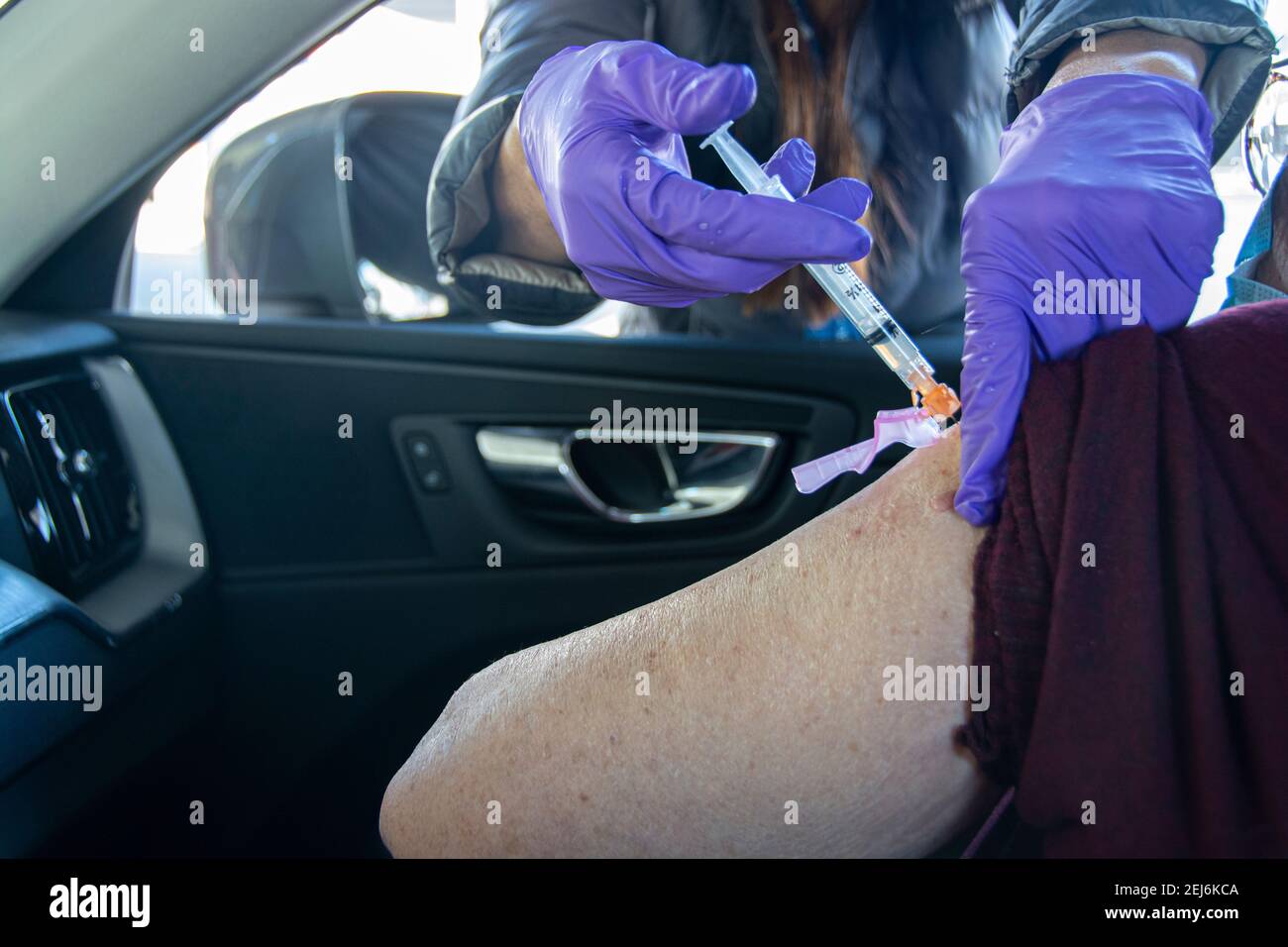 Eine 84-jährige Latina-Frau bekommt ihre zweite Moderna-Impfstoffinjektion, um die Ausbreitung des COVID-19-Virus zu stoppen; Dodger Stadium, L.A. CA USA. Stockfoto