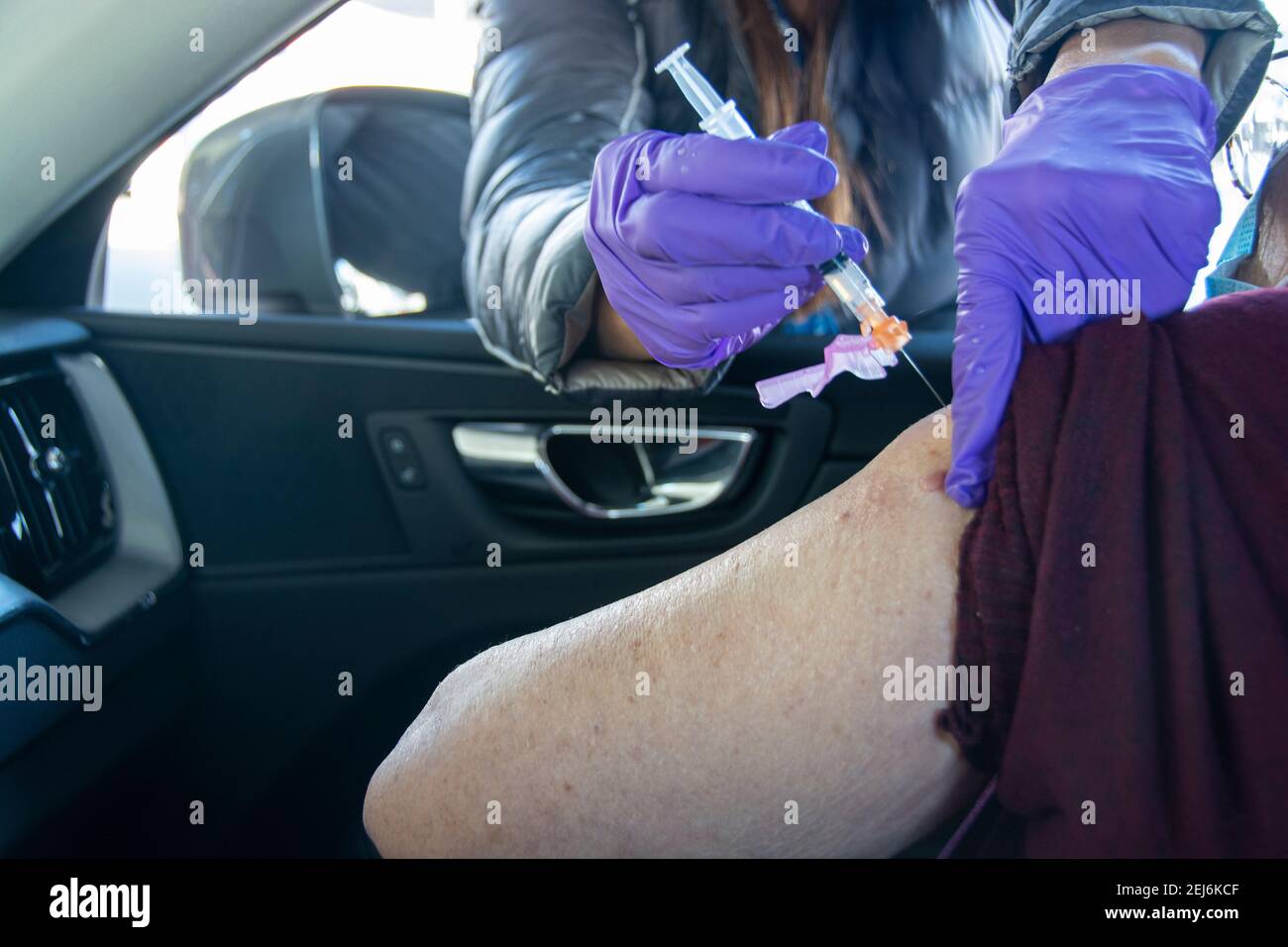 Eine 84-jährige Latina-Frau bekommt ihre zweite Moderna-Impfstoffinjektion, um die Ausbreitung des COVID-19-Virus zu stoppen; Dodger Stadium, L.A. CA USA. Stockfoto