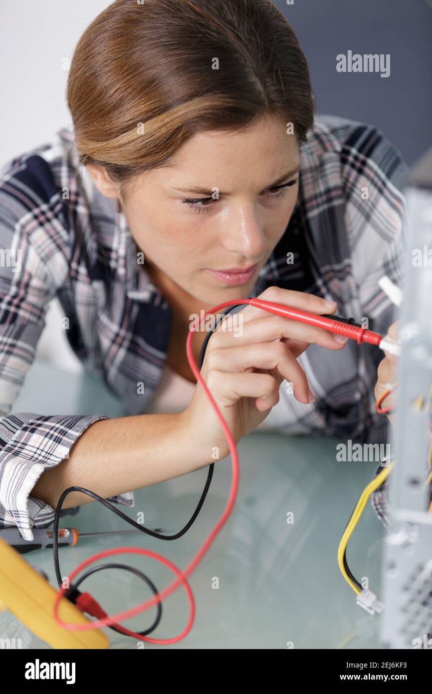 Frau mit Stromanschluss Stockfoto