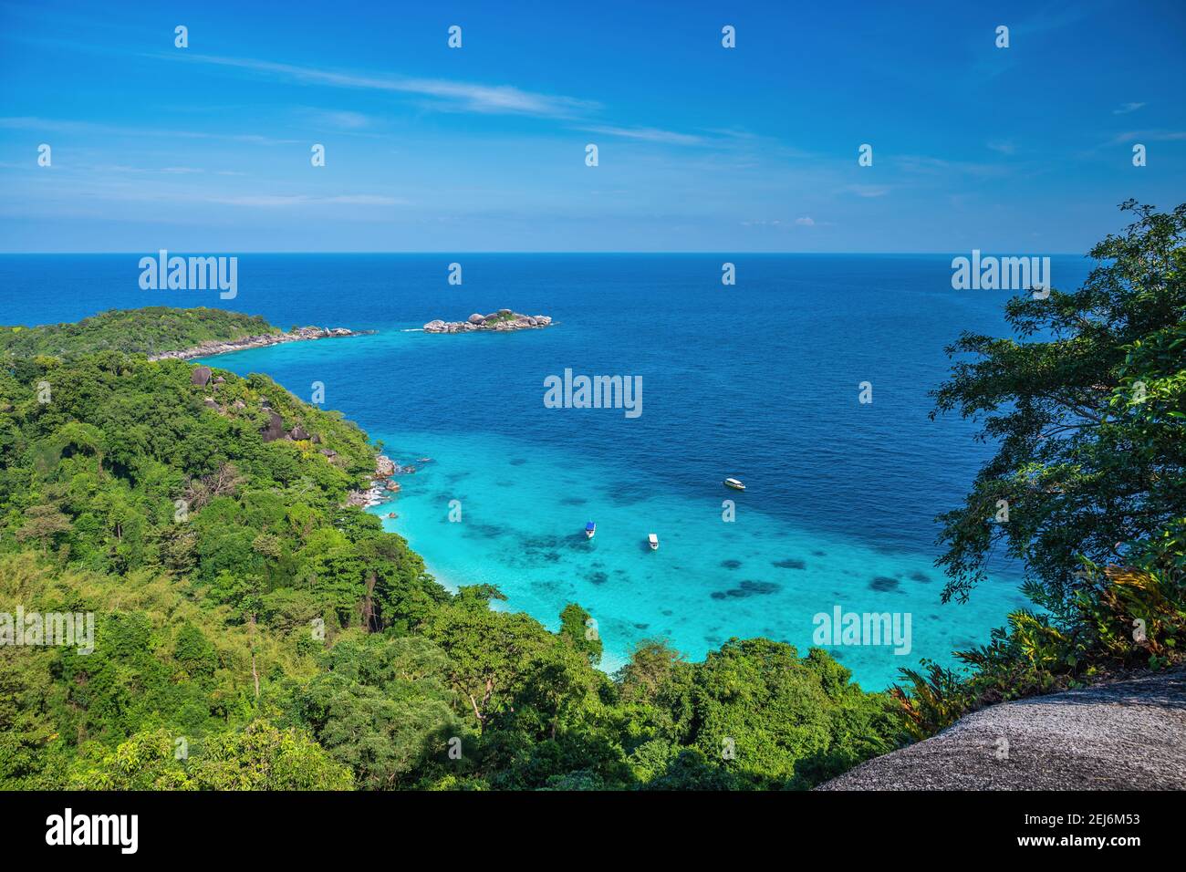 Tropische Inseln Blick auf das Meer blaues Meerwasser und weißen Sandstrand auf Similan Inseln vom berühmten Aussichtspunkt, Phang Nga Thailand Naturlandschaft Stockfoto