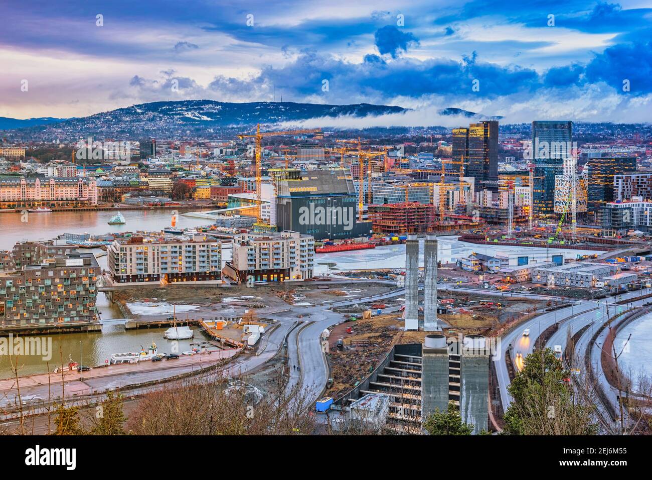 Oslo Norwegen, Skyline der Stadt im Geschäftsviertel und Barcode Project Stockfoto