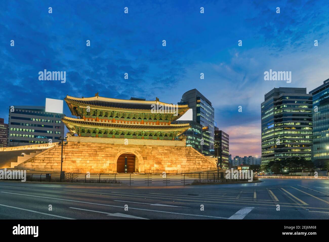 Seoul Südkorea, nächtliche Skyline am Namdaemun Gate (Sungnyemun) Stockfoto