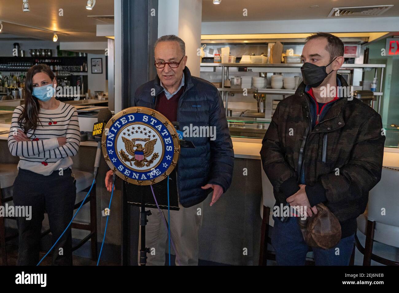 Der Mehrheitsvorsitzende des Senats, Chuck Schumer (C), flankiert von der Restaurantbesitzerin Amanda Cohen und dem Geschäftsführer der New York City Hospitality Alliance, Andrew Rigie, spricht bei einer Pressekonferenz über die Notlage im Restaurant während einer Pandemie im vegetarischen Restaurant Lower East Side Dirt Candy in New York City New York City Hospitality Alliance, dass etwa 92% der Restaurants kämpfen, um Dezembermiete zu zahlen. Erst in diesem Monat haben Restaurants begonnen, die Leute im Inneren mit Einschränkungen für bis zu 35% zu bedienen. Senator kündigte an, dass es in COVID-19-Nothilfegesetz gibt Stockfoto