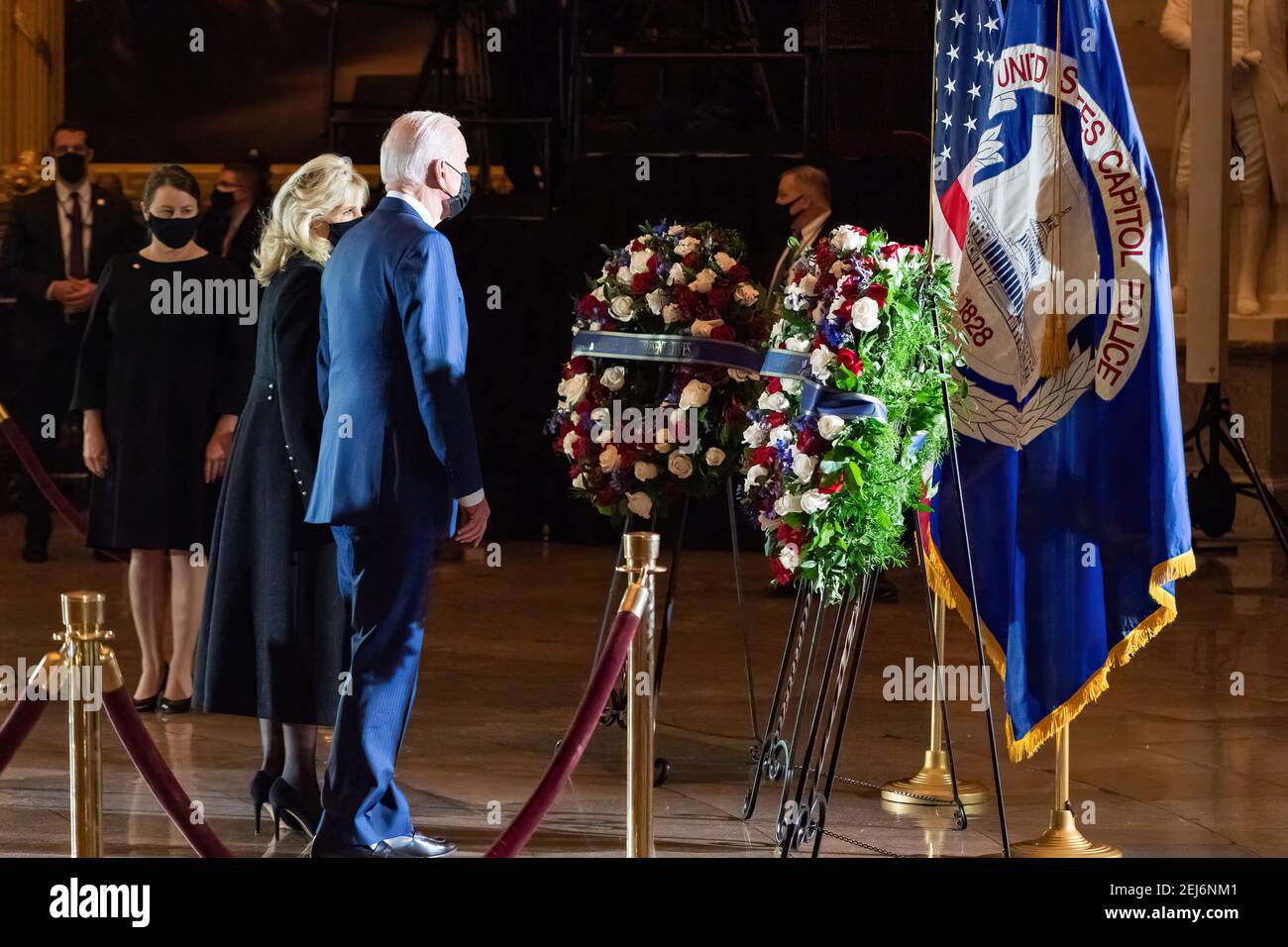 Präsident Joe Biden und First Lady Dr. Jill Biden zollen dem US Capitol Police Officer Brian Sichnick Respekt, der in der Rotunde des US Capitol Dienstag, 2. Februar 2021, in Washington, D.C. zu Ehren liegt (Offizielles Weißes Haus Foto von Adam Schultz) Stockfoto