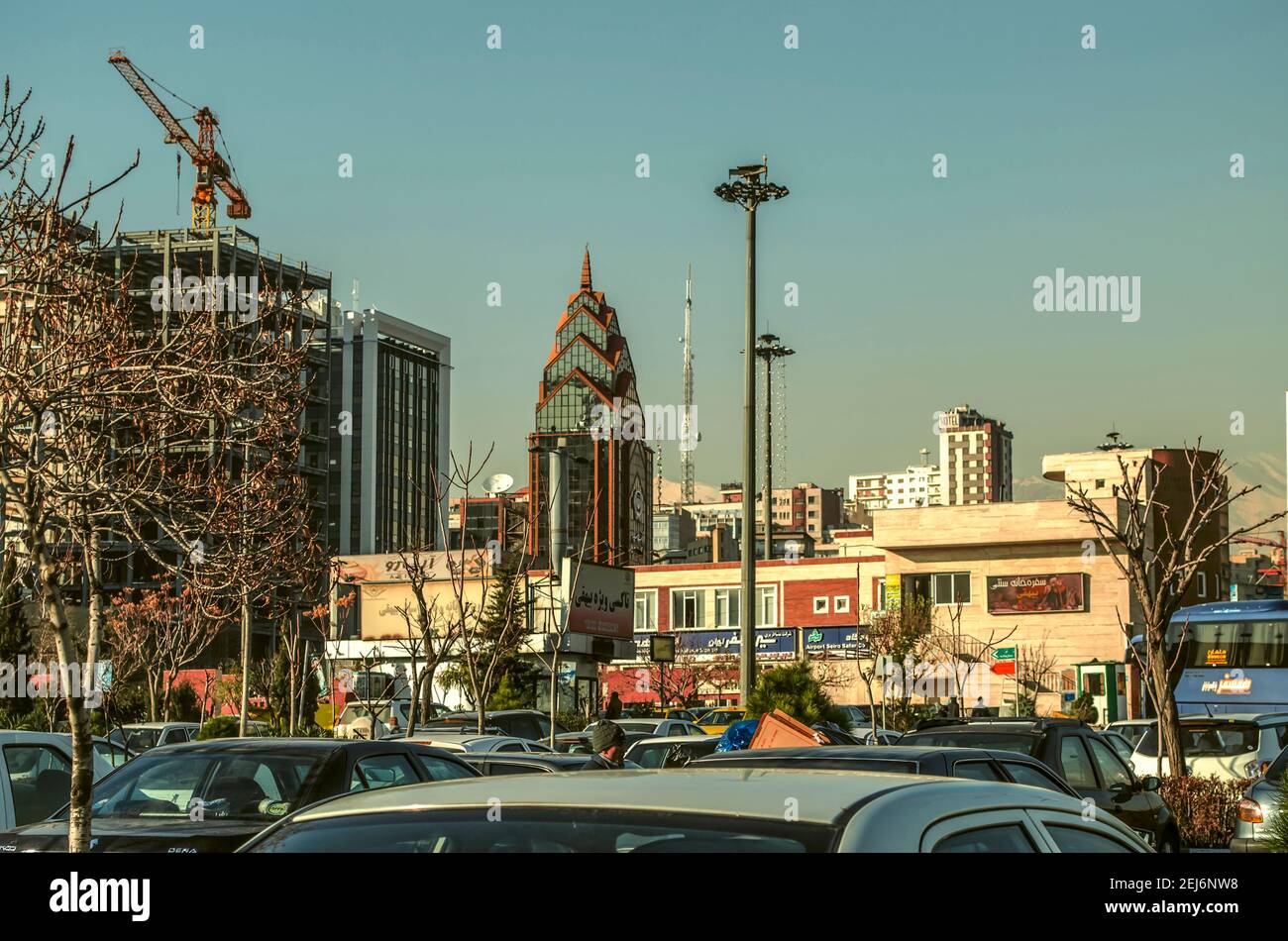 Teheran, Iran, November 25,2020: Blick auf die Ghavami Bank in Form eines Glasturm mit roten Ecken auf der Argentine Street am Ausgang der Shahr Stockfoto